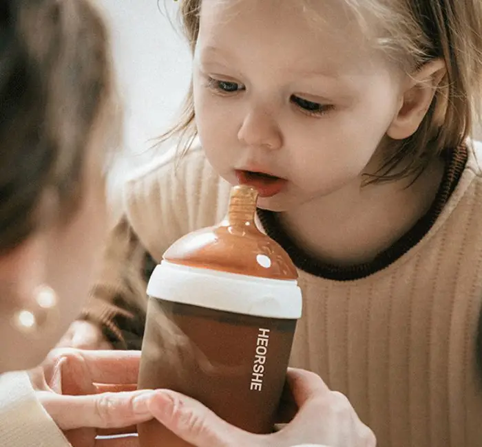 Bicchieri per bambini con cannuccia: idratazione sicura e divertente per i bambini